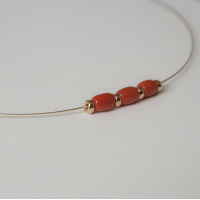 BLOEDKORAAL KETTING MET 14KT GOUDEN KRALEN